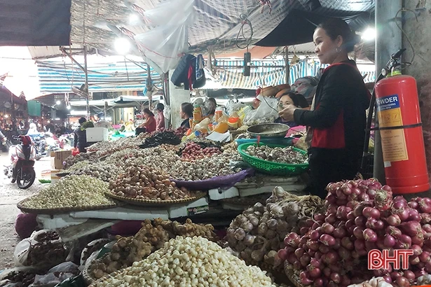 Hàng hóa ở chợ ế ẩm, hơn 4 giờ chiều tiểu thương TP Hà Tĩnh đã lo đóng quầy!