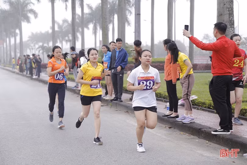 Sôi nổi giải chạy vũ trang - việt dã Công an Hà Tĩnh năm 2020