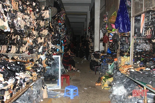 Hàng hóa ở chợ ế ẩm, hơn 4 giờ chiều tiểu thương TP Hà Tĩnh đã lo đóng quầy!