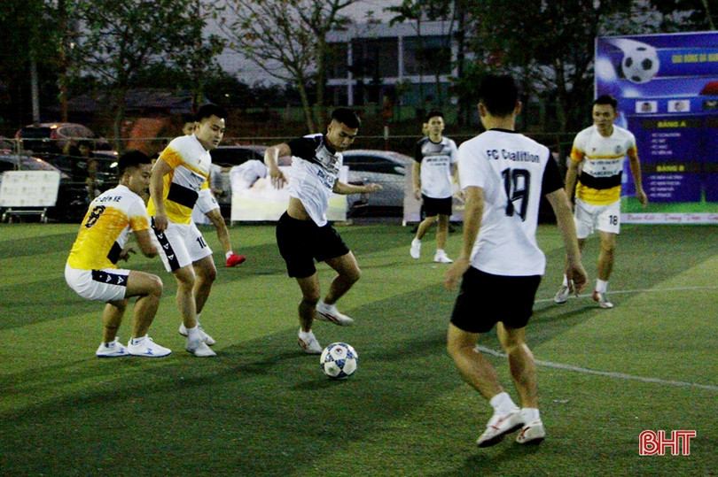 16 đội tranh tài giải bóng đá nam chào mừng “Tháng thanh niên”