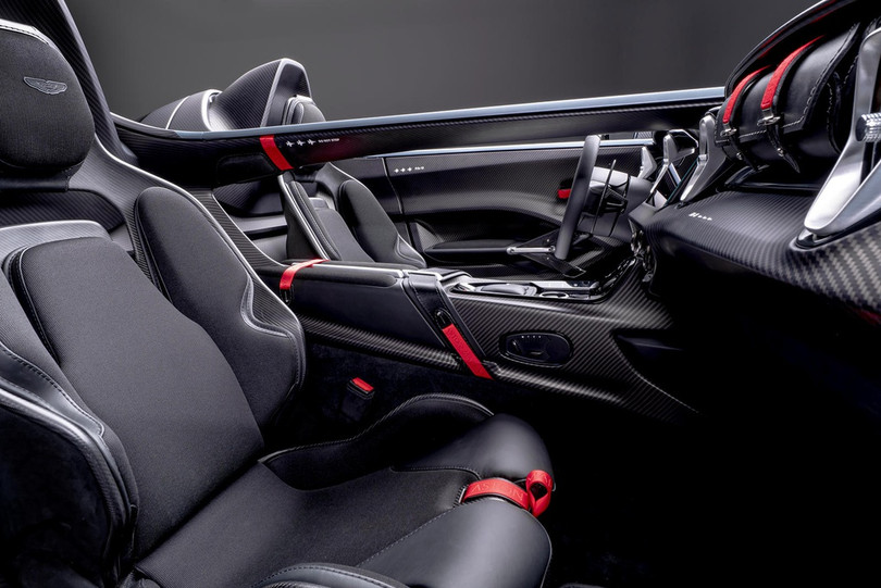 Aston Martin V12 Speedster - siêu xe độc lạ, giá 1 triệu USD