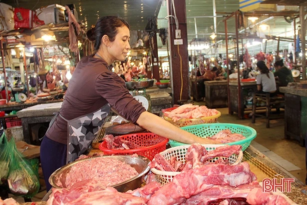 Hàng hóa ở chợ ế ẩm, hơn 4 giờ chiều tiểu thương TP Hà Tĩnh đã lo đóng quầy!