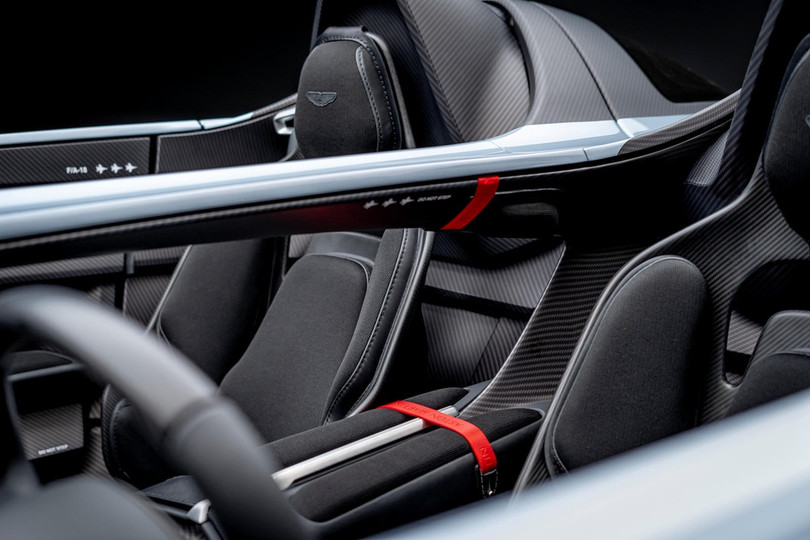 Aston Martin V12 Speedster - siêu xe độc lạ, giá 1 triệu USD