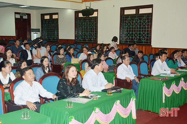 TX Kỳ Anh trao quyết định tuyển dụng 51 giáo viên tiểu học