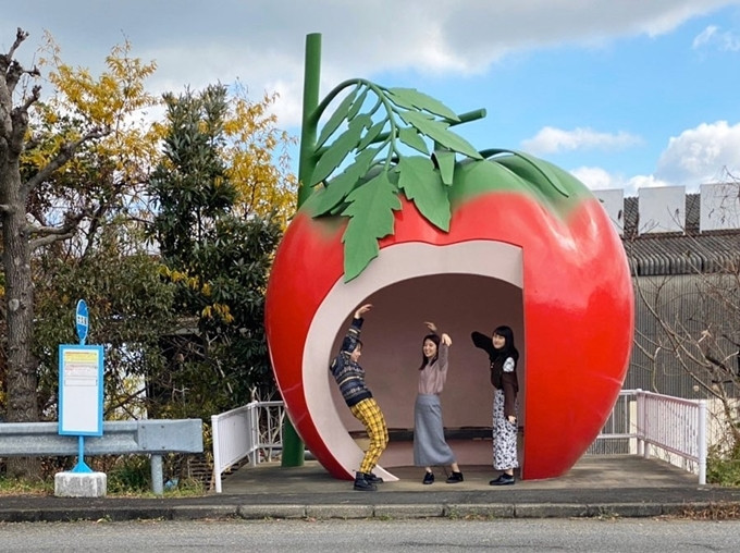 Độc đáo nhà chờ xe buýt hoa quả ở Nhật ảnh 4 Độc đáo nhà chờ xe buýt hoa quả ở Nhật