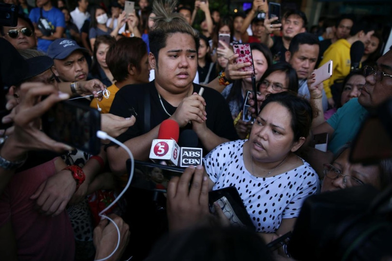 Cựu nhân viên bảo vệ trung tâm thương mại ở Philippines bắn gục một người, bắt giữ khoảng 30 con tin