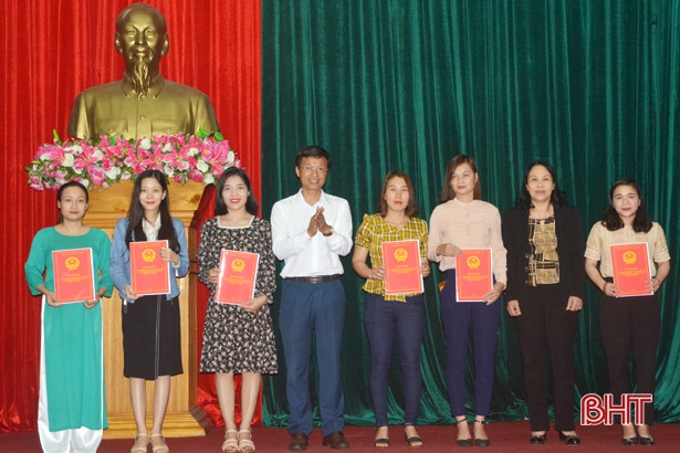 TX Kỳ Anh trao quyết định tuyển dụng 51 giáo viên tiểu học