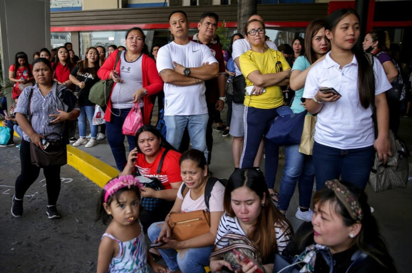 Cựu nhân viên bảo vệ trung tâm thương mại ở Philippines bắn gục một người, bắt giữ khoảng 30 con tin