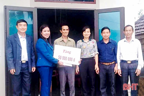 Bàn giao 5 nhà tình nghĩa cho người nghèo Lộc Hà