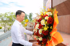 Chủ tịch UBND tỉnh dâng hương địa chỉ đỏ, tặng quà người có công