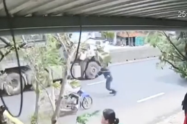 Chiến sỹ PCCC cứu nữ sinh trước bánh xe container mất phanh