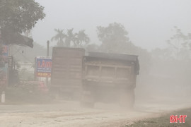 "Bão bụi" trên đường Hồ Chí Minh và Quốc lộ 15