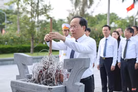 Đoàn lãnh đạo Hà Tĩnh dâng hương các địa chỉ đỏ nhân kỷ niệm Ngày Thương binh - Liệt sĩ
