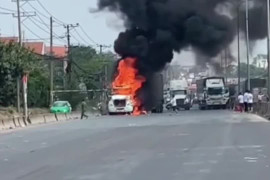 Xe đầu kéo cháy ngùn ngụt trên quốc lộ