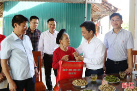 Phó Bí thư Thường trực Tỉnh ủy thăm hỏi, tặng quà người có công với cách mạng