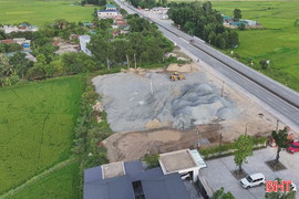 Mất ATGT từ các bãi tập kết vật liệu xây dựng dọc Quốc lộ 1