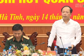 Bàn giao chức vụ Chính ủy Bộ chỉ huy quân sự tỉnh