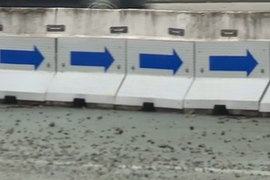 Đá sỏi “bẫy” người đi đường