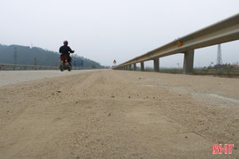  Cát phủ đường, bụi phủ mắt