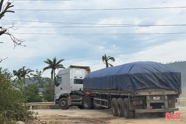 Ẩn họa từ những xe tải nặng "tiện chuyến" chở vật liệu xây dựng