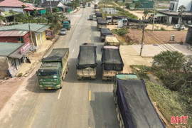 Xe vô tư dừng đỗ - người đi đường bất an