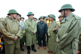 Phó Thủ tướng Mai Văn Chính kiểm tra công tác ứng phó với mưa lũ ở Hà Tĩnh