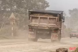 Vào cuộc xử lý "Bụi mù mịt trên đường Hồ Chí Minh qua xã Hương Bình"