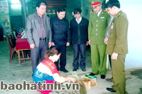 Đoàn kiểm tra phát hiện chất phụ gia chế biến thực phẩm quá hạn sử dụng tại nhà hàng Hải Hà (Kỳ Liên - Kỳ Anh)