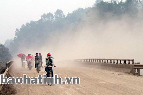 Ô nhiễm môi trường do thi công các công trình trên địa bàn huyện Vũ Quang (ảnh: Xuân Hoàn) Ô nhiễm môi trường do thi công các công trình trên địa bàn huyện Vũ Quang (ảnh: Xuân Hoàn)