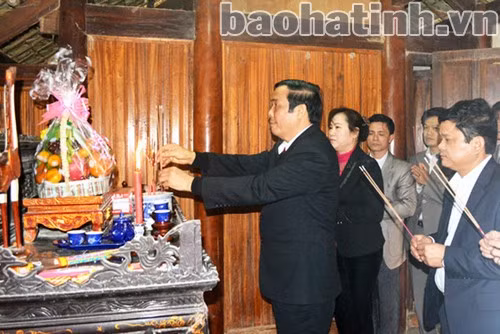 Bí thư Tỉnh ủy Nguyễn Thanh Bình và đoàn dâng hương tại Nhà cụ Mai Kính...