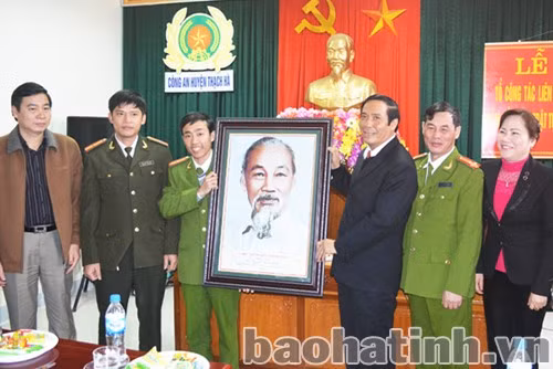 ... thăm, chúc Tết CBSC Ban Chỉ huy Quân sự và Công an huyện Thạch Hà...