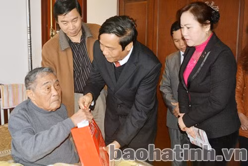 ... và chúc Tết ông Lê Lịch - nguyên Bí thư huyện ủy Thạch Hà, đảng viên 65 năm tuổi Đảng.
