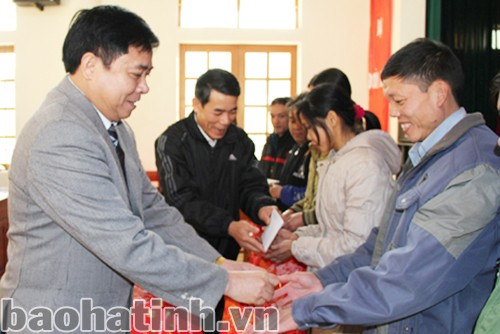 Tặng quà cho nhân dân vùng TDC Khe Ná - Chi Lời Tặng quà cho nhân dân vùng TDC Khe Ná - Chi Lời