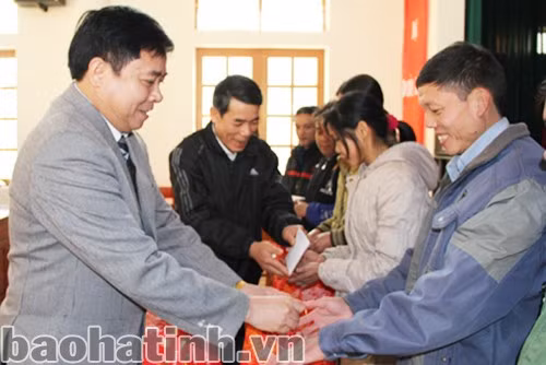 Tặng quà cho nhân dân vùng TDC Khe Ná - Chi Lời