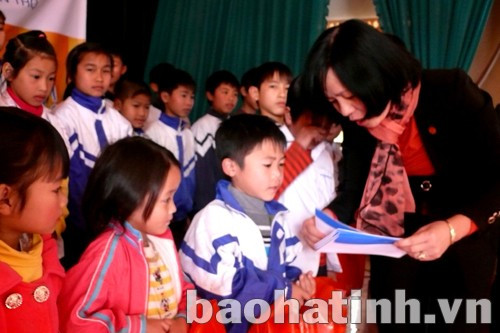 Lãnh đạo Sở LĐ-TB&XH trao quà cho trẻ em nghèo tại xã Thạch Đỉnh (Thạch Hà)