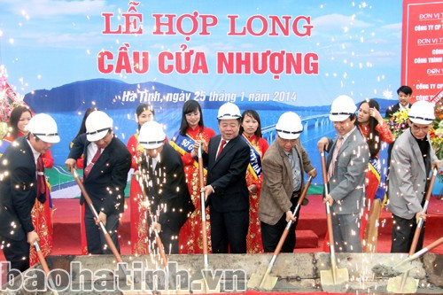 Các đồng chí lãnh đạo tỉnh đổ mẻ bê tông cuối cùng để hợp long cầu Cửa Nhượng