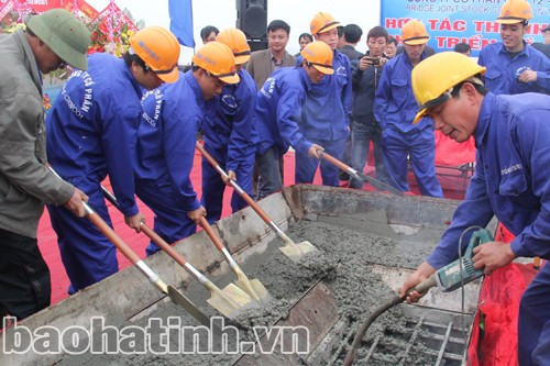 Đơn vị thi công hoàn tất phần bê tông cuối cùng để hợp long cầu