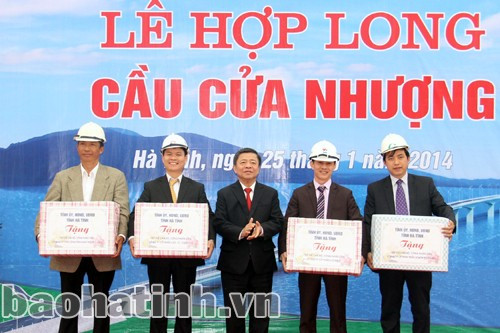 Chủ tịch UBND tỉnh tặng quà cho các đơn vị thi công, Tư vấn giám sát