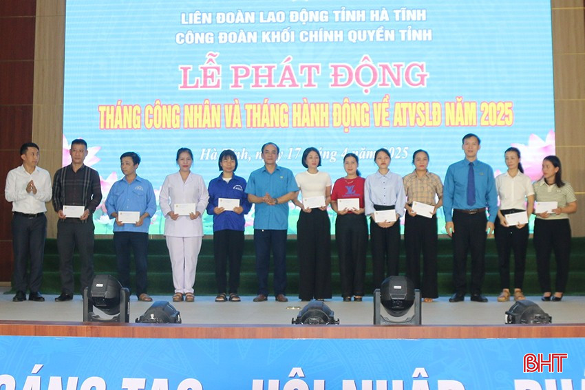 Trao quà cho 14 công nhân bị tai nạn lao động, bệnh hiểm nghèo với tổng trị giá 25 triệu đồng. bqbht_br_z6514365557184-080c8ee517f7a150b6c69ab1045e5cc2.jpg