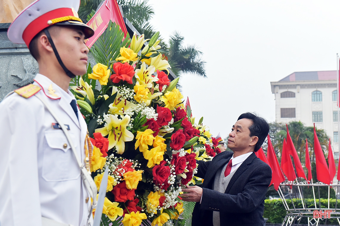 Lãnh đạo Hà Tĩnh dâng hương tưởng niệm Chủ tịch Hồ Chí Minh nhân dịp tết Quý Mão 