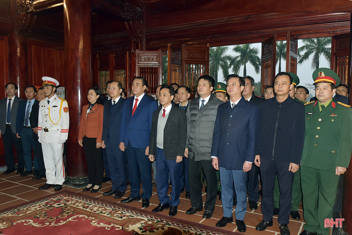 Lãnh đạo Hà Tĩnh dâng hương tưởng niệm Chủ tịch Hồ Chí Minh nhân dịp tết Quý Mão 