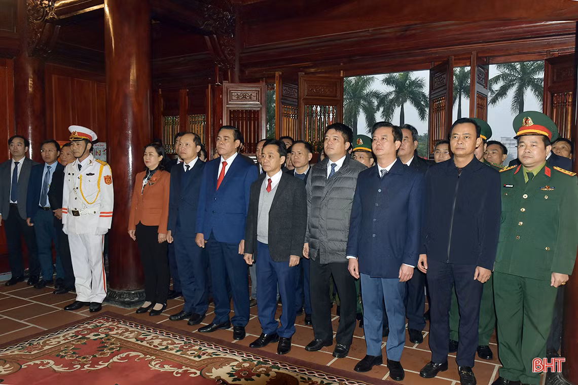 Lãnh đạo Hà Tĩnh dâng hương tưởng niệm Chủ tịch Hồ Chí Minh nhân dịp tết Quý Mão 