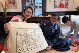 Nữ gen Z Hà Tĩnh đam mê bảo tồn và phát triển tranh dân gian Hàng Trống