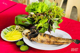 Độc đáo món cá tràu nướng lá sim của núi rừng Hương Khê