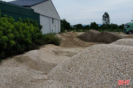 Đình chỉ bãi tập kết cát gây ô nhiễm khu dân cư 