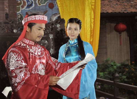 Trang phục của diễn viên trong "Tây Sơn hào kiệt" nhận nhiều ý kiến cho rằng còn quá màu mè, sặc sỡ và mới mẻ so với bối cảnh lịch sử cũng như ý nghĩa trong việc xây dựng hình ảnh "anh hùng áo vải".