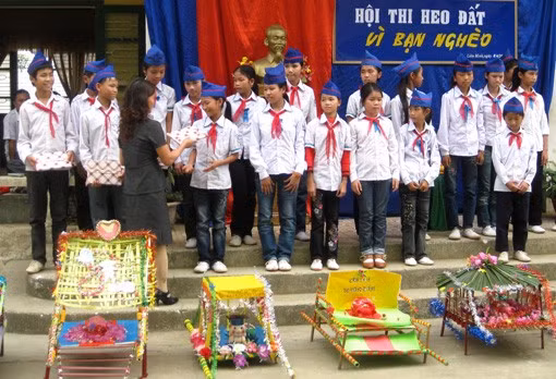 Cô giáo Trần Thị Vân, Hiệu trưởng trường THCS Liên Minh trao quà cho các học sinh nghèo vượt khó của trường Cô giáo Trần Thị Vân, Hiệu trưởng trường THCS Liên Minh trao quà cho các học sinh nghèo vượt khó của trường