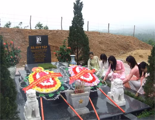 Khu mộ Cố TBT Hà Huy Tập trên đồi Đồng Lem - Ảnh: V.H.
