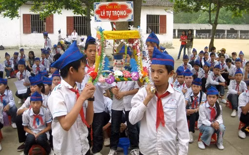 Heo đất được trang trí bằng nhiều màu sắc và được các em học sinh rước trên những chiếc kiệu trang trọng đi một vòng sân trường trong sự cổ vũ, reo hò của các bạn Heo đất được trang trí bằng nhiều màu sắc và được các em học sinh rước trên những chiếc kiệu trang trọng đi một vòng sân trường trong sự cổ vũ, reo hò của các bạn