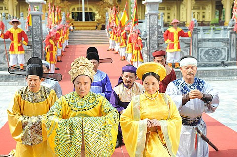 Một cảnh trong phim khi vua Lê Chiêu Thống và hoàng hậu ra cúi lạy quân nhà Thanh.